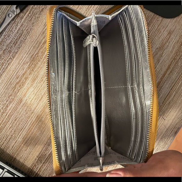 Michael Kors - Pebble leather wallet in yellow - Picture 5 of 10